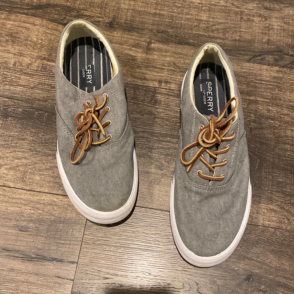 Mens Sperry lace up sneaker.